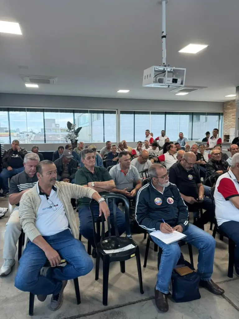 Foto da assembleia da FETTROMINAS para SINTTROSET